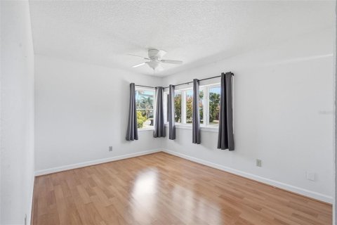 House in Saint Petersburg, Florida 3 bedrooms, 167.97 sq.m. № 2395852 - photo 10