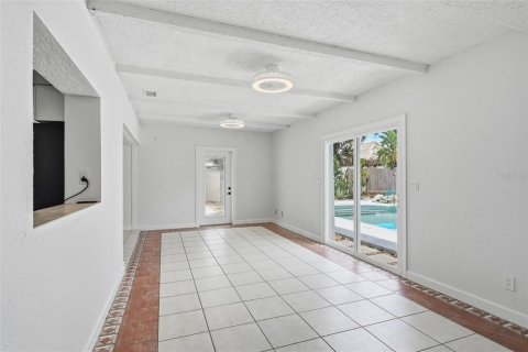 House in Saint Petersburg, Florida 3 bedrooms, 167.97 sq.m. № 2395852 - photo 17