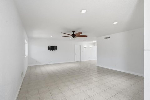 House in Saint Petersburg, Florida 3 bedrooms, 167.97 sq.m. № 2395852 - photo 6