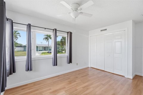 House in Saint Petersburg, Florida 3 bedrooms, 167.97 sq.m. № 2395852 - photo 11