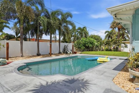 House in Saint Petersburg, Florida 3 bedrooms, 167.97 sq.m. № 2395852 - photo 3