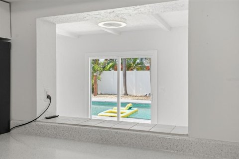 House in Saint Petersburg, Florida 3 bedrooms, 167.97 sq.m. № 2395852 - photo 22