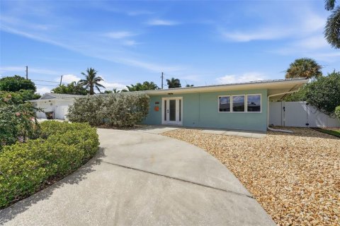 House in Saint Petersburg, Florida 3 bedrooms, 167.97 sq.m. № 2395852 - photo 4
