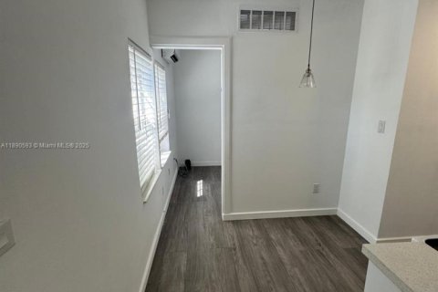 House in Biscayne Park, Florida 1 bedroom, 46.45 sq.m. № 1944311 - photo 7