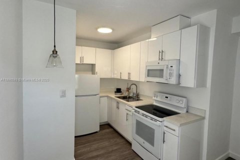 House in Biscayne Park, Florida 1 bedroom, 46.45 sq.m. № 1944311 - photo 5