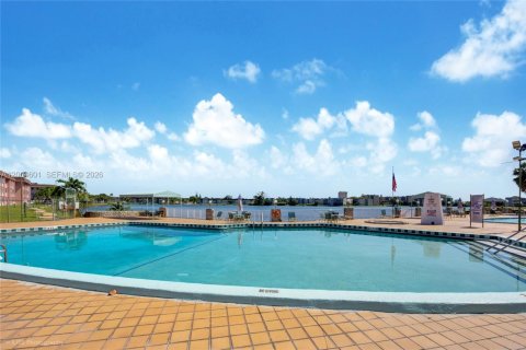 Купить кондоминиум в Майами, Флорида 1 спальня, 72.37м2, № 2070378 - фото 13