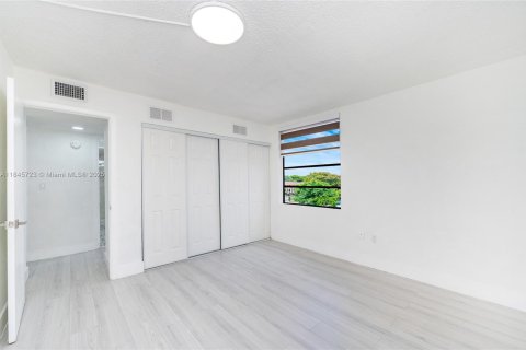 Condo in Miami, Florida, 2 bedrooms  № 1845455 - photo 9