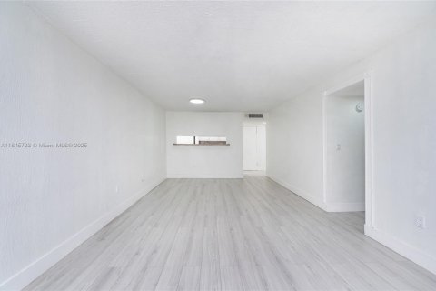 Condo in Miami, Florida, 2 bedrooms  № 1845455 - photo 17