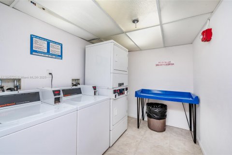 Condo in Miami, Florida, 2 bedrooms  № 1845455 - photo 22