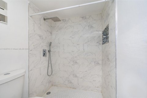 Condo in Miami, Florida, 2 bedrooms  № 1845455 - photo 15