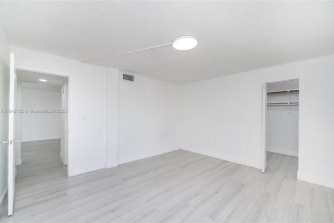 Condo in Miami, Florida, 2 bedrooms  № 1845455 - photo 11