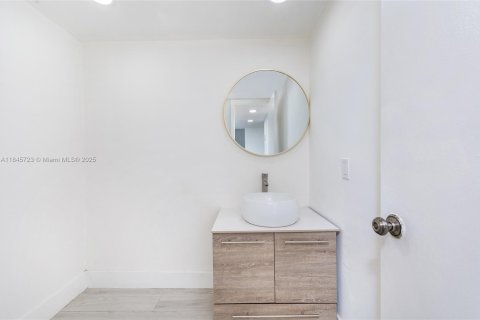 Condo in Miami, Florida, 2 bedrooms  № 1845455 - photo 8