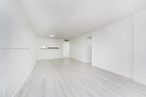 Condo in Miami, Florida, 2 bedrooms  № 1845455 - photo 2