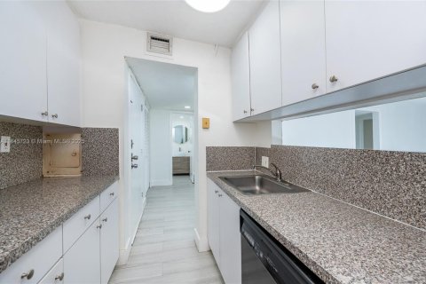 Condo in Miami, Florida, 2 bedrooms  № 1845455 - photo 6