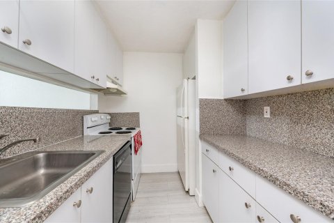 Condo in Miami, Florida, 2 bedrooms  № 1845455 - photo 7