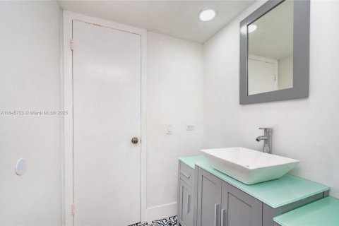 Condo in Miami, Florida, 2 bedrooms  № 1845455 - photo 14