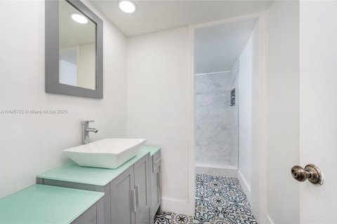 Condo in Miami, Florida, 2 bedrooms  № 1845455 - photo 1