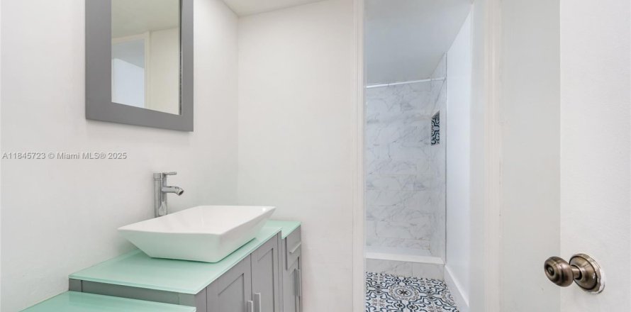 Condo in Miami, Florida, 2 bedrooms № 1845455