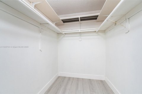 Condo in Miami, Florida, 2 bedrooms  № 1845455 - photo 12