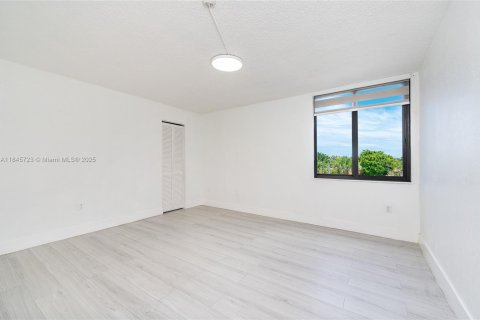 Condo in Miami, Florida, 2 bedrooms  № 1845455 - photo 13