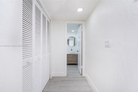 Condo in Miami, Florida, 2 bedrooms  № 1845455 - photo 5