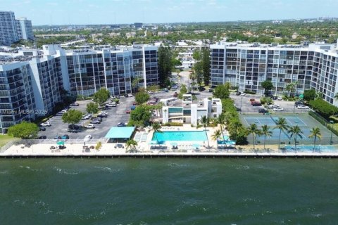 Condo in Hallandale Beach, Florida, 1 bedroom  № 1921578 - photo 2