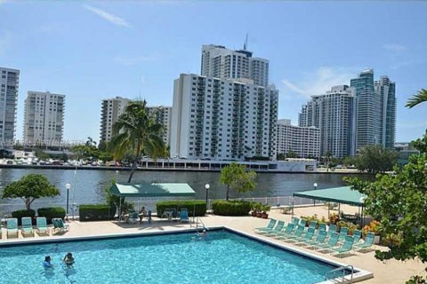 Condominio en alquiler en Hallandale Beach, Florida, 1 dormitorio, 99.87 m2 № 1921578 - foto 3