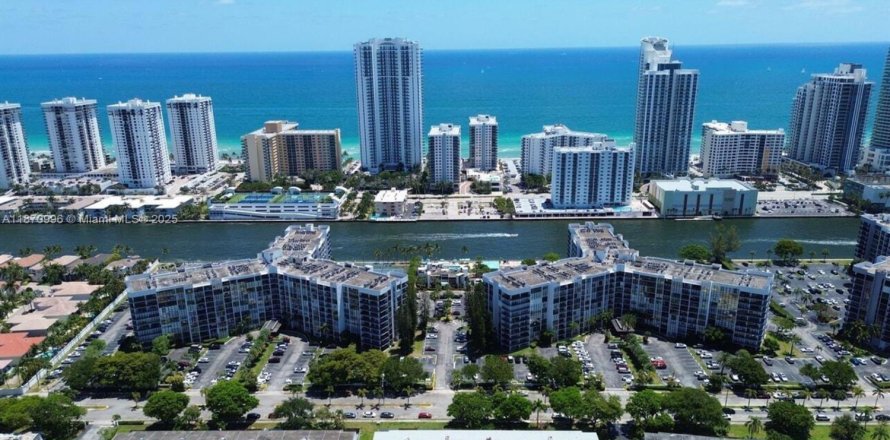 Condominio en Hallandale Beach, Florida, 1 dormitorio  № 1921578