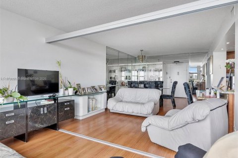 Condominio en alquiler en Hallandale Beach, Florida, 1 dormitorio, 99.87 m2 № 1921578 - foto 6