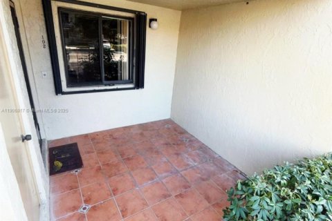 Купить кондоминиум в Уэстон, Флорида 2 спальни, 116.69м2, № 1965802 - фото 1