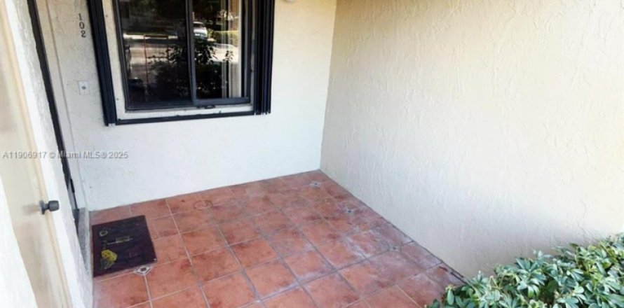 Кондоминиум с 2 спальнями в Уэстон, Флорида № 1965802