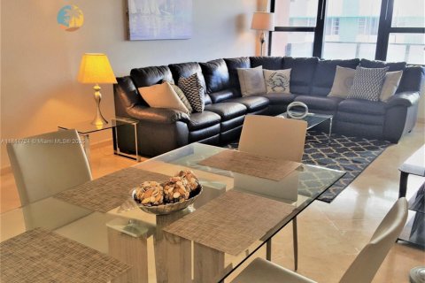 Condo in Miami Beach, Florida, 2 bedrooms  № 2022670 - photo 3