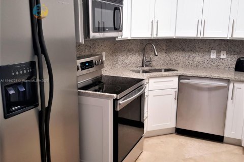 Condo in Miami Beach, Florida, 2 bedrooms  № 2022670 - photo 8