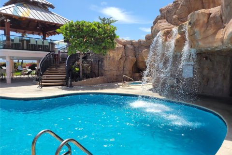 Condo in Miami Beach, Florida, 2 bedrooms  № 2022670 - photo 18