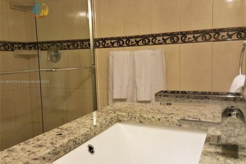 Condo in Miami Beach, Florida, 2 bedrooms  № 2022670 - photo 12