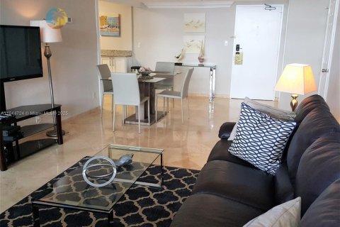 Condo in Miami Beach, Florida, 2 bedrooms  № 2022670 - photo 5