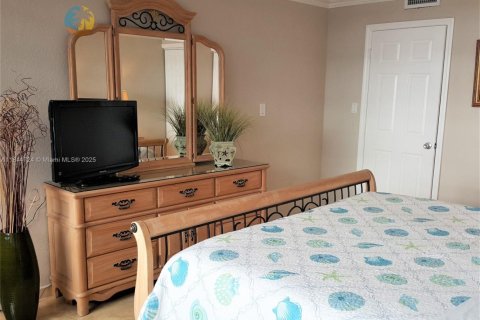 Condo in Miami Beach, Florida, 2 bedrooms  № 2022670 - photo 11