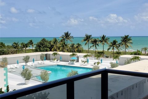 Condo in Miami Beach, Florida, 2 bedrooms  № 2022670 - photo 1