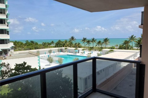 Condo in Miami Beach, Florida, 2 bedrooms  № 2022670 - photo 16