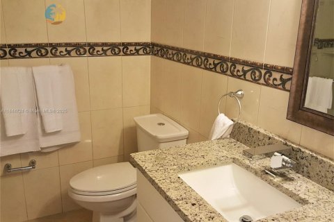 Condo in Miami Beach, Florida, 2 bedrooms  № 2022670 - photo 13