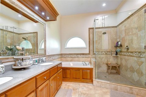 House in Valrico, Florida 4 bedrooms, 351.54 sq.m. № 2151202 - photo 25