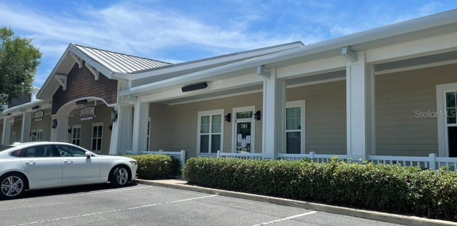 Commercial property in Lady Lake, Florida 178.37 sq.m. № 910300