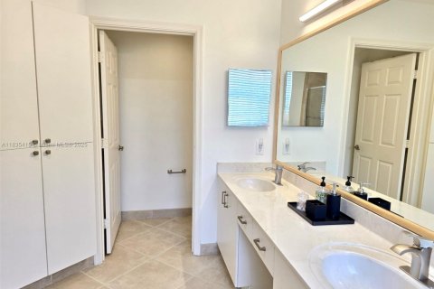 House in Weston, Florida 4 bedrooms, 247.96 sq.m. № 1821608 - photo 15