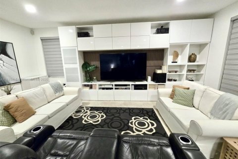 House in Weston, Florida 4 bedrooms, 247.96 sq.m. № 1821608 - photo 5
