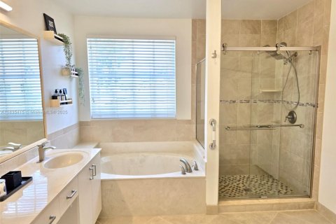 House in Weston, Florida 4 bedrooms, 247.96 sq.m. № 1821608 - photo 16