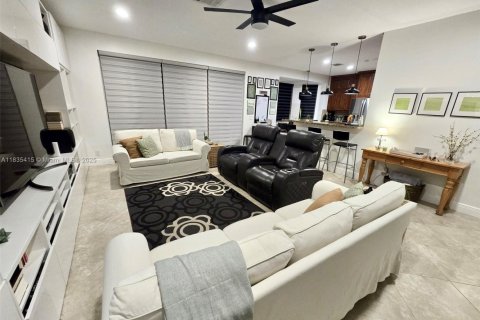 House in Weston, Florida 4 bedrooms, 247.96 sq.m. № 1821608 - photo 4