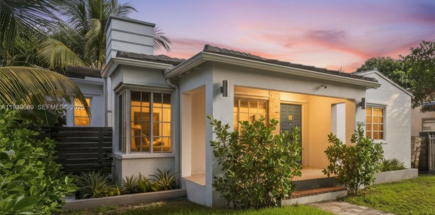 Villa ou maison à Miami, Floride 4 chambres, 140.93 m2 № 1989298