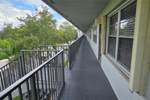Condominio en venta en Pembroke Pines, Florida, 2 dormitorios, 96.99 m2 № 1855212 - foto 20