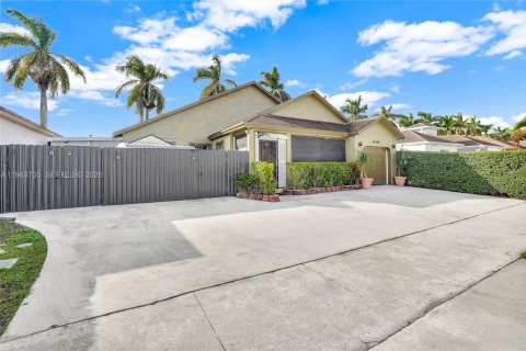 Villa ou maison à vendre à Miami, Floride: 3 chambres, 131.92 m2 № 2004813 - photo 2