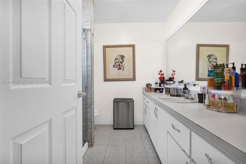 Villa ou maison à vendre à Miami, Floride: 3 chambres, 131.92 m2 № 2004813 - photo 24